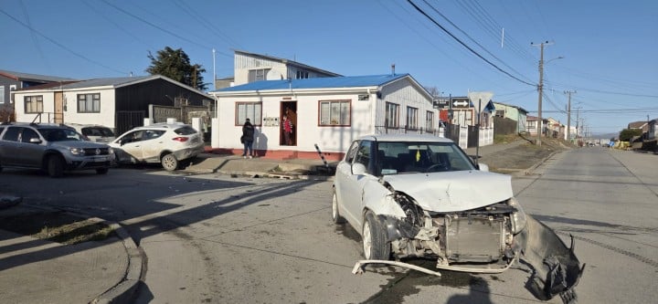 Conductor se da a la fuga tras provocar colisión múltiple