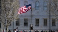 Una juez federal invalidó la congelación de 2.200 millones de dólares de la Administración Trump a Harvard