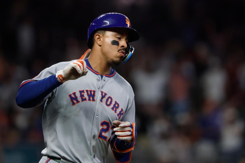 Mets conectan 6 jonrones y respaldan sólida apertura de Holmes en victoria 9
