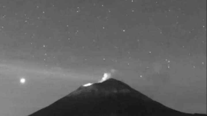 No Son las Estrellas: Captan Decenas de Objetos No Identificados Merodeando el Popocatépetl