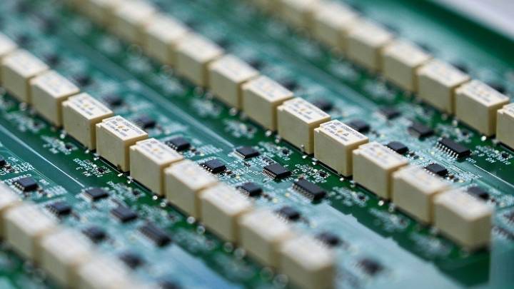 Trump dice que planea imponer un arancel del 100% a los chips importados, pero exoneraría a los fabricantes que produzcan en EEUU