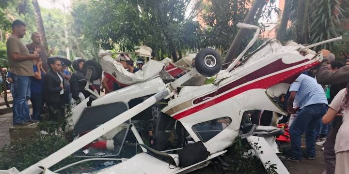 Se conoce estado de salud de los dos ocupantes que resultaron heridos tras caída de avioneta en Medellín