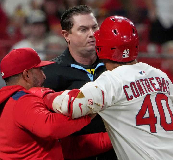 Contreras estaría  fuera  seis juegos por rabieta