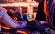 Egipto arresta a tatuadores por mostrar diseños en cuerpos de mujeres en TikTok