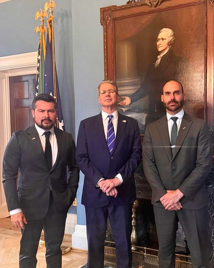 Hijo de Bolsonaro se reúne con secretario de EEUU que le canceló cita a ministro brasileño
