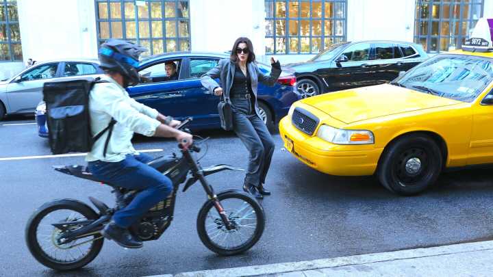 Anne Hathaway sufre caída durante las grabaciones de The Devil Wears Prada 2