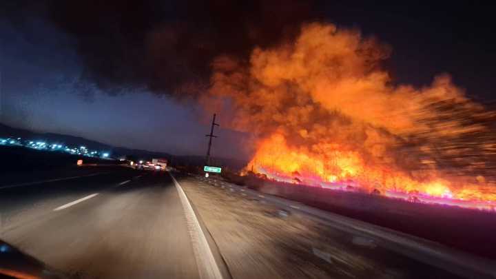 Terrible incendio en el ingreso a Perico: trabajan varias dotaciones de bomberos