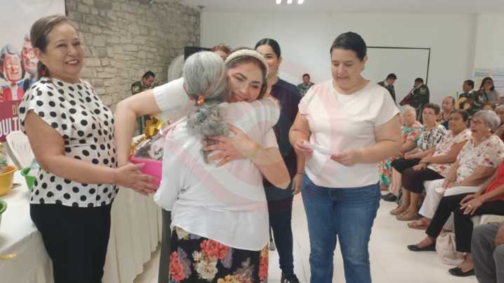 Con emotivo homenaje celebran el Día del Adulto Mayor