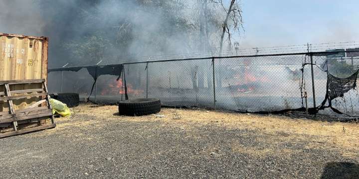 Los agentes de ICE en Washington sufrieron un ataque con una piedra y un incendio provocado