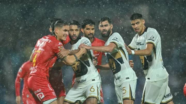 Pumas y Necaxa igualan en accidentado partido en CU