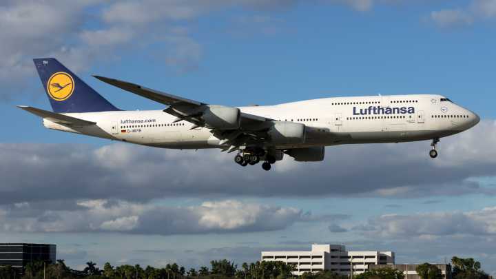 Lufthansa Boeing 747-8 Returns to Chicago After Landing Gear Issue