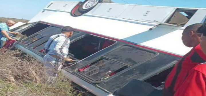 Falcón| Vuelco de un autobús dejo una victima y 30 heridos