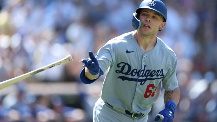 Dodgers feast on Padres bullpen to avoid sweep and pull back into 1st place tie