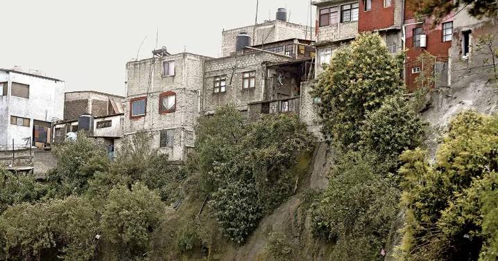 Miles de familias en riesgo en barrancas de la Álvaro Obregón