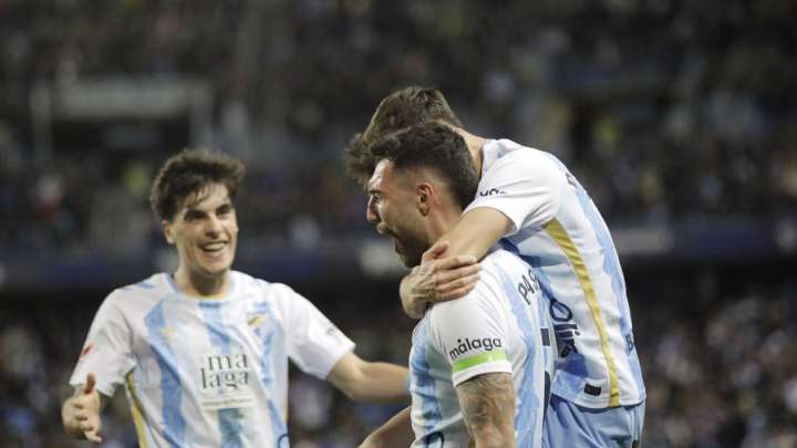 Álex Pastor cae lesionado de su rodilla derecha y se teme lo peor