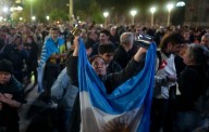 Con protestas reciben a Milei en la ciudad de Junín, Argentina