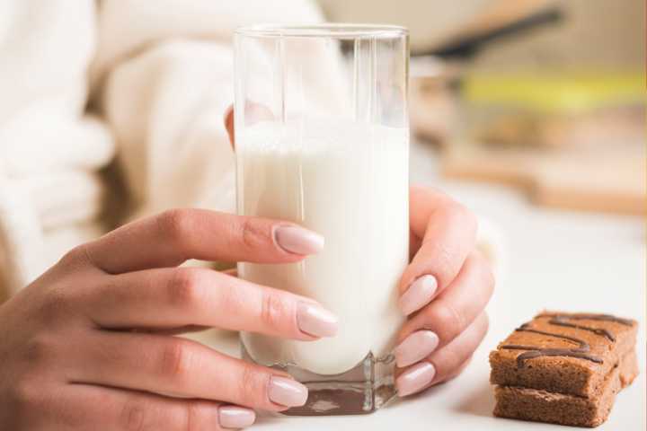 Lo que dice la ciencia sobre uno de los debates existenciales de ser adulto: si beber leche tiene sentido o no