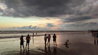 Ponen a salvo a cinco personas del oleaje en Mazatlán