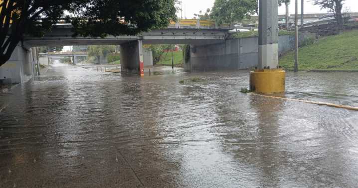Lluvias causan inundaciones y caos vial en Zona Metropolitana de Guadalajara