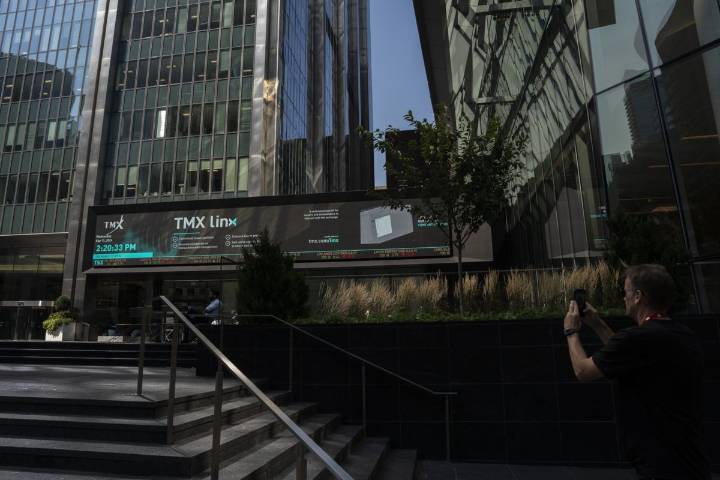 S&P/TSX composite down in late-morning trading Thursday, U.S. stock markets mixed