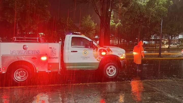 Supervisa Protección Civil zonas de riesgo en Morelia durante fuerte tormenta