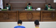 Un tribunal islámico de Indonesia condenó a dos hombres a azotes públicos por besarse y abrazarse