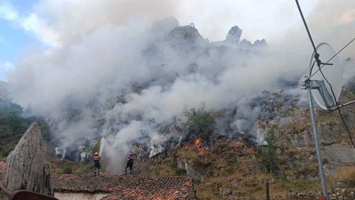 Otra consecuencia de los incendios de Asturias: la contaminación se dispara en las estaciones de medición de las zonas afectadas