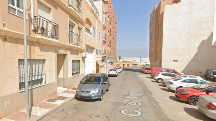Detenido un hombre por intentar degollar a su mujer en Roquetas de Mar