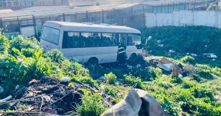 Bus escolar con menores cayó a una zanja en Coronel