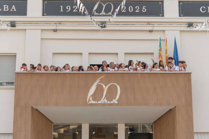Arrancan las fiestas de Vall d'Alba con un multitudinario 'Chupinazo'