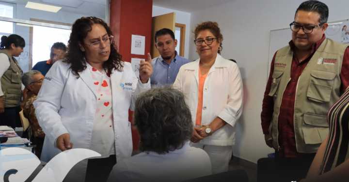 Entrega SMDIF aparatos auditivos en Cuautlancingo