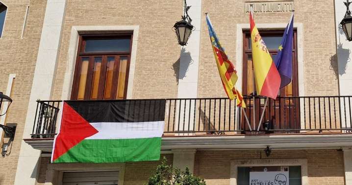 PSOE y Compromís cuelgan una bandera palestina en un ayuntamiento para exigir un alto el fuego en Gaza