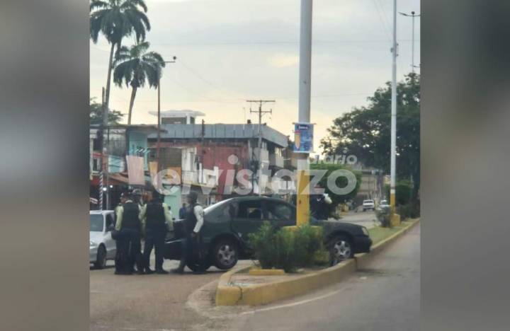 Vehículo Subarú se estrelló contra un poste en la Av. Fernández Padilla adyacente a Polianzoátegui