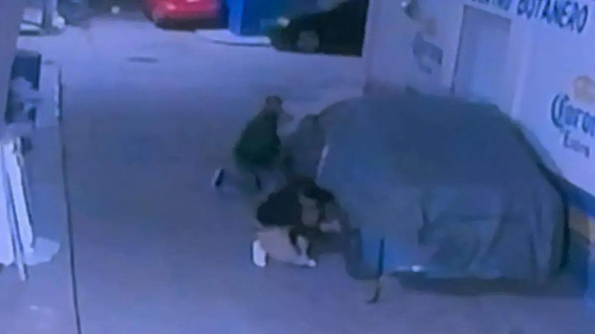 Delincuentes roban llantas de un vehículo y lo dejan sobre blocks, en Sanctórum