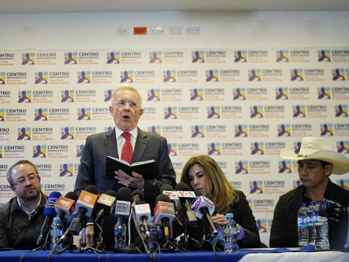 Partidarios del expresidente colombiano Álvaro Uribe celebraron el fallo que ordena su libertad