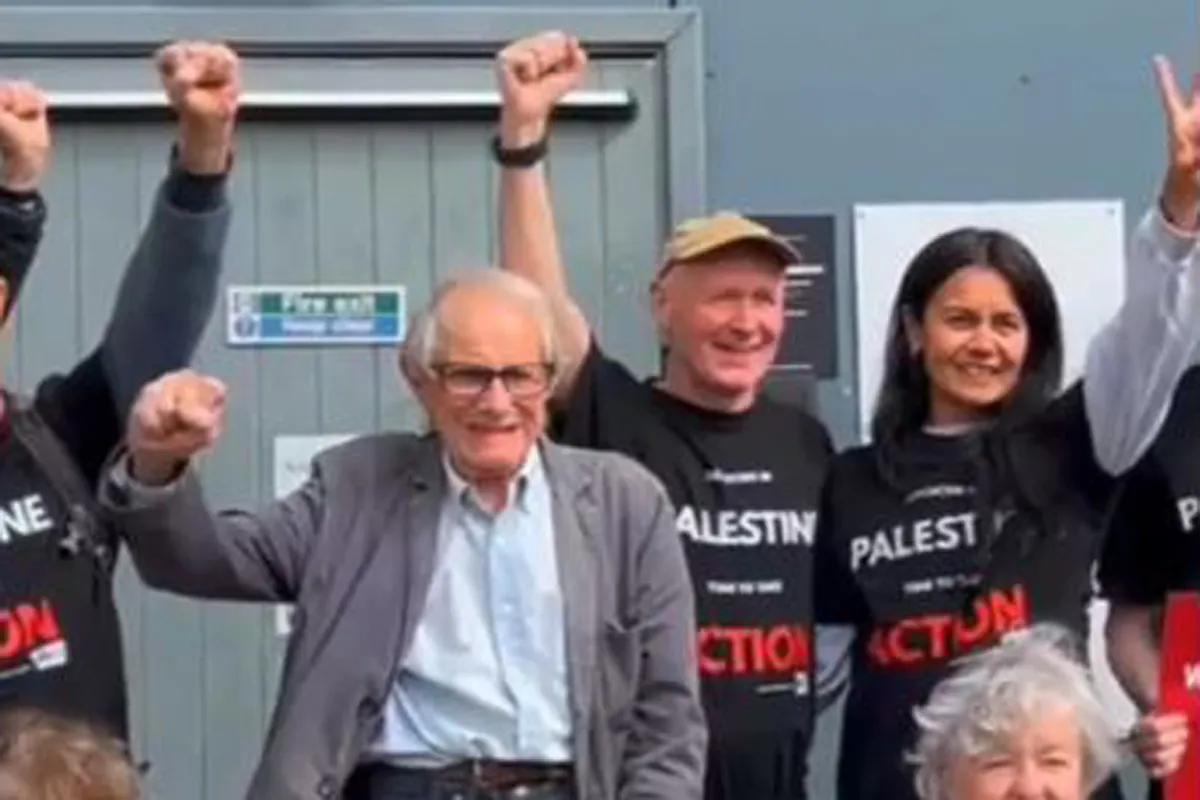 El guionista Paul Laverty, marido de Icíar Bollaín, detenido en Edimburgo acusado de terrorismo por llevar una camiseta de apoyo a Acción Palestina