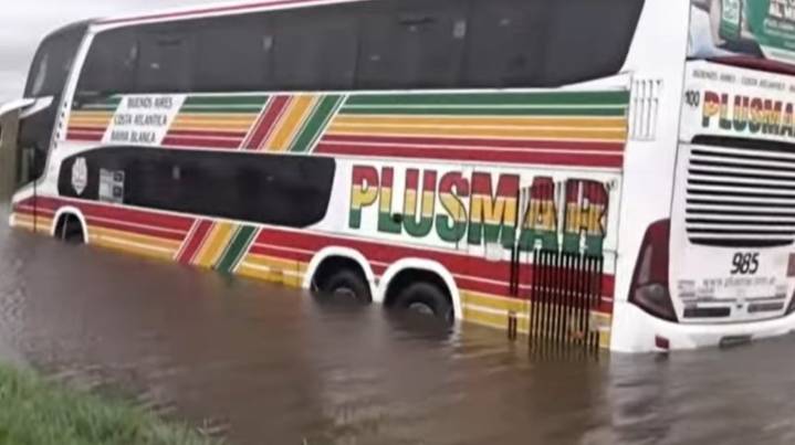 Por la tormenta de Santa Rosa, un micro quedó varado en una zanja y rescataron a 40 pasajeros en lancha