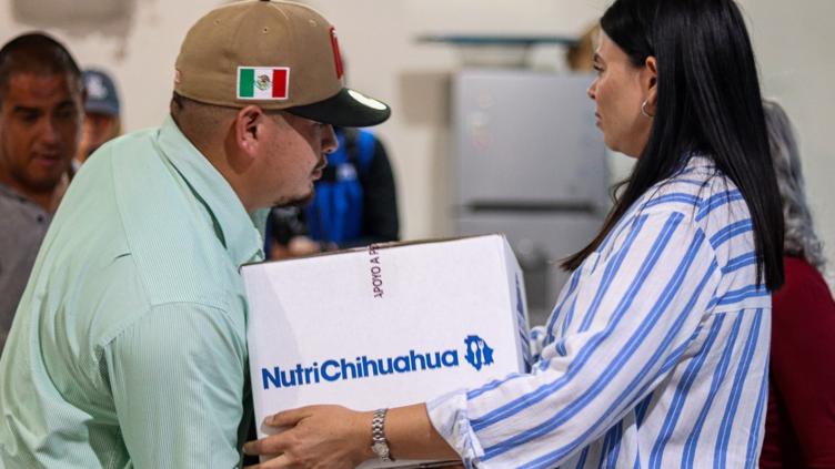Entrega NutriChihuahua apoyos a adultos mayores en Janos