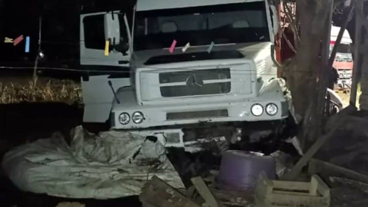 La Plata: un camión se incrustó en una casa y casi provoca una tragedia