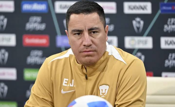 Efraín Juárez confirma que llegará otro centro delantero a Pumas