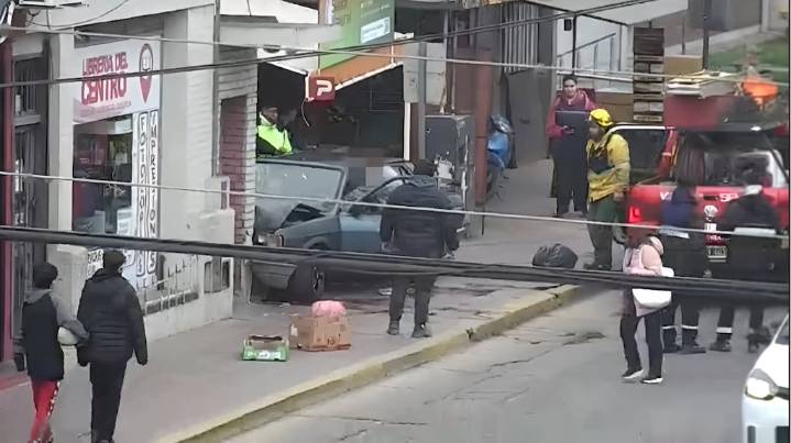 Video impactante: un auto se estrelló contra un comercio y dejó dos heridos en Villa Allende