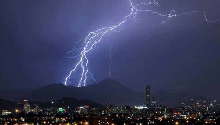 Lluvia en Santiago: emiten aviso meteorológico por tormentas eléctricas para RM y otras 2 regiones