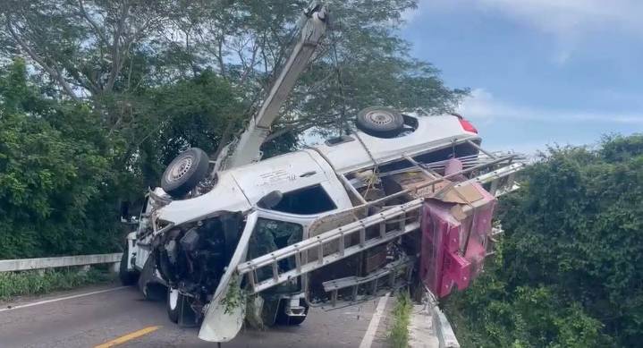 SALIÓ VOLANDO A UN RIACHUELO CAMIONETA DE LA MUEBLERÍA HERMANOS RODRÍGUEZ