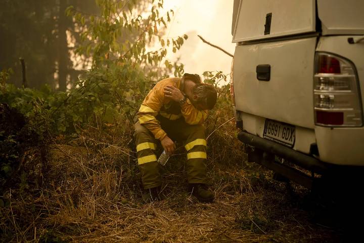 Muere un bombero y otro resulta herido tras volcar una autobomba en Espinoso de Compludo (León)