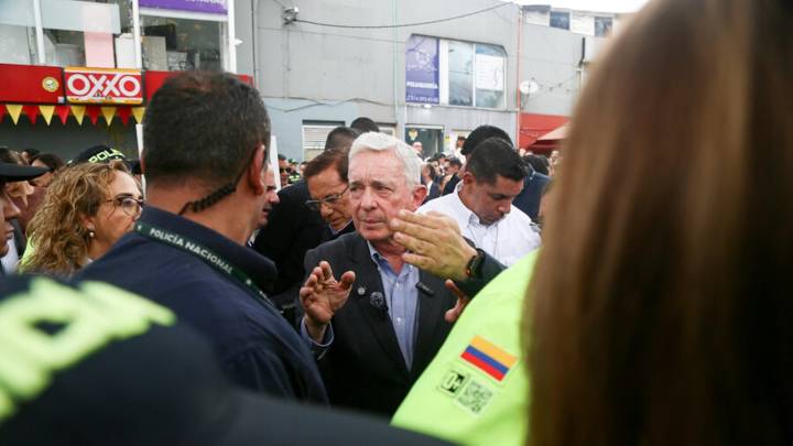 Expresidente Álvaro Uribe visitó la tumba de Miguel Uribe y el parque donde ocurrió el atentado