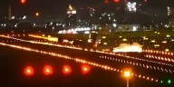 El momento en que un Boeing 747 golpeó la pista de un aeropuerto en Taiwán en medio de las ráfagas del tifón Podul