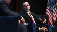 Trump elige al economista Stephen Miran como nuevo miembro en la Junta de la Fed