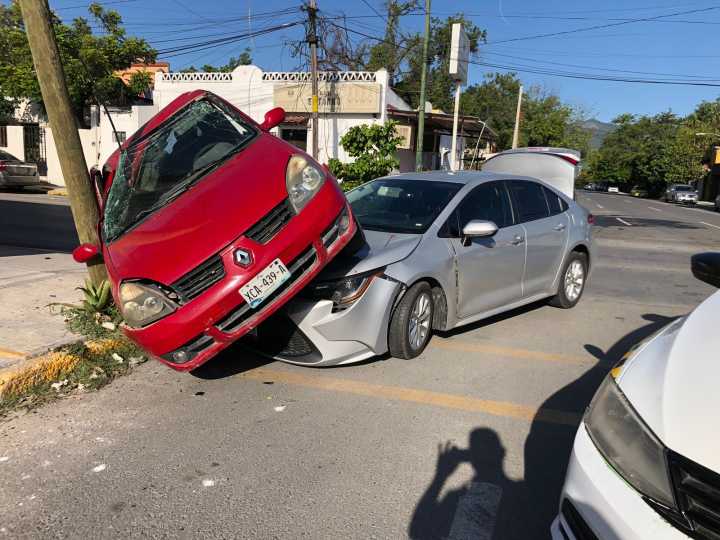 Omite alto y causa aparatoso choque