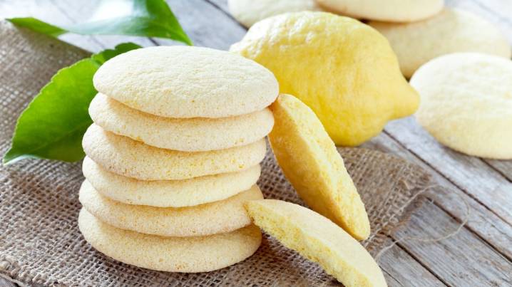Sin manteca ni azúcar: cómo preparar galletitas de limón más suaves y esponjosas