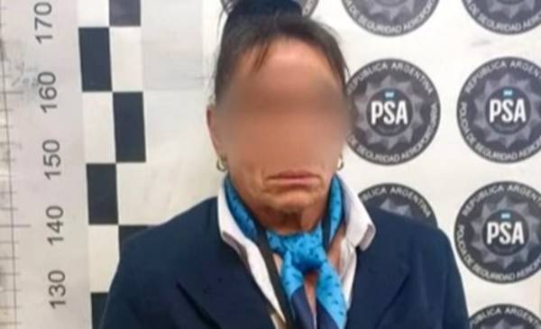 Una azafata de Aerolíneas Argentinas fue detenida por contrabandear relojes, celulares y joyas